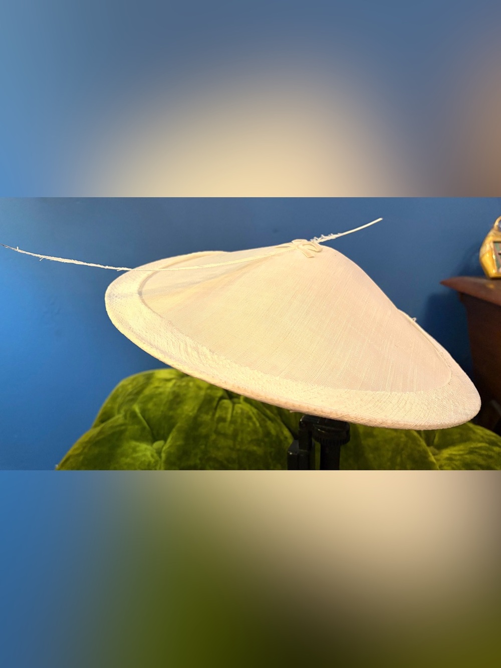 1950s White Asian Oriental Cone Shaped Wide Brim Platter Tilt Hat Feather - Picture 2 of 4